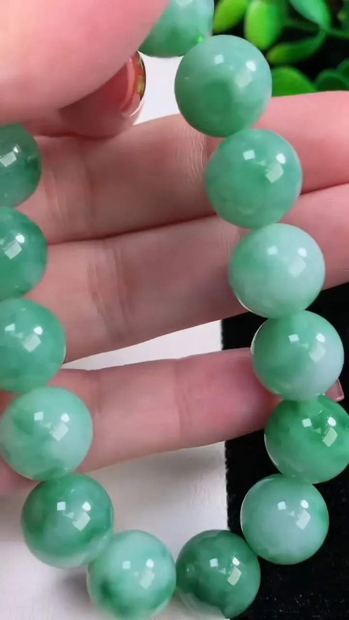 天然A货翡翠圆珠手串，尺寸13-16颗，重量:63.15g12月17日
工厂直销收藏佳品,种好水足，色泽均匀，有种有色，上手高大气！