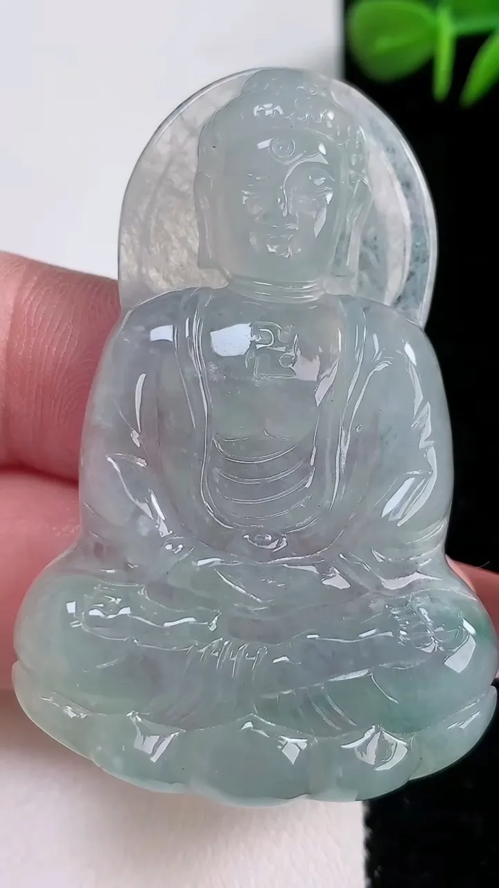 天然A货翡翠冰种飘花观音菩萨吊坠，尺寸55-35-6，重:19.55g
12月17日