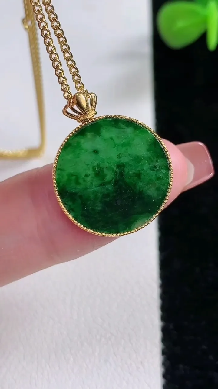 天然A货翡翠无事牌吊坠，尺寸17.5-1.6，重:11.25g
12月17日