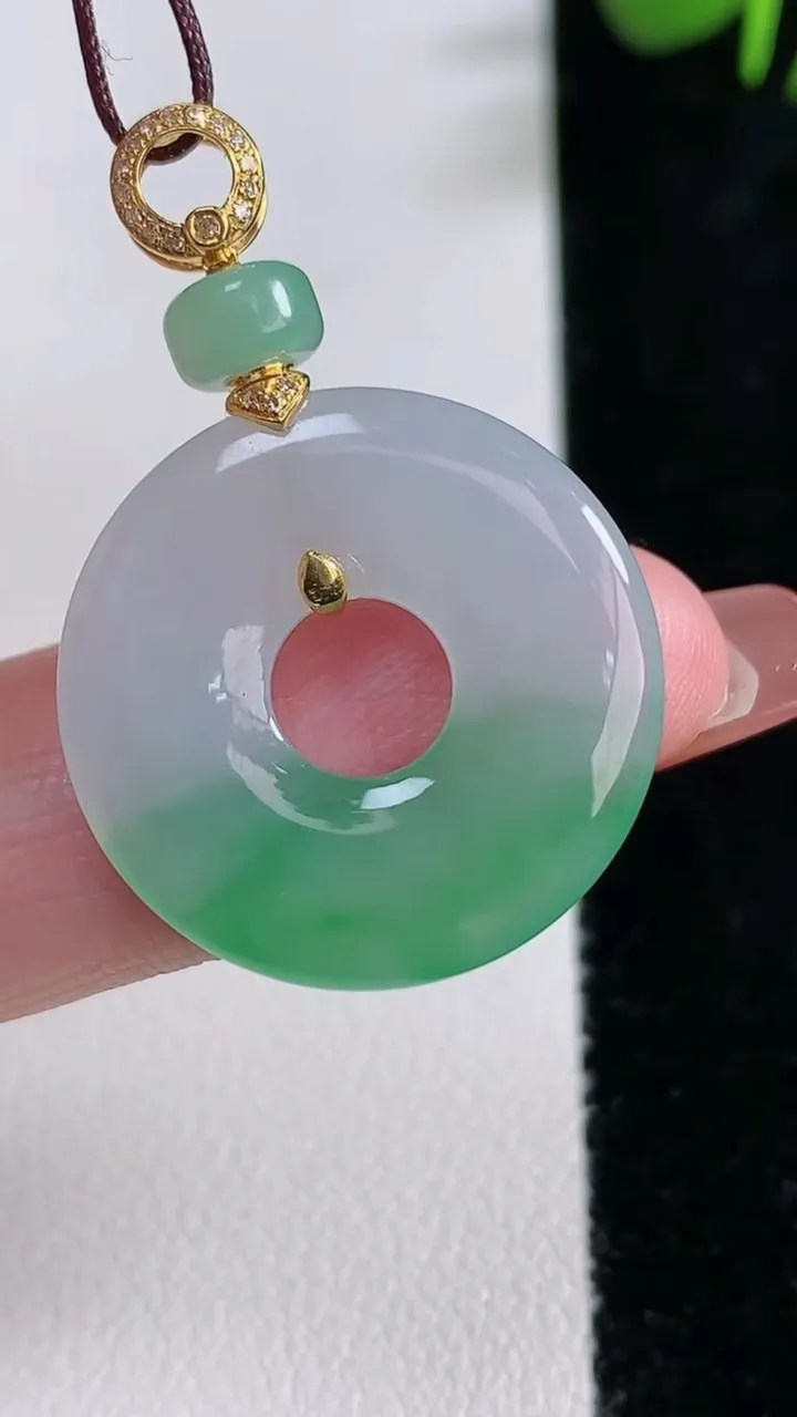 天然A货翡翠平安环吊坠，尺寸23.3-3.5，重量:4.68g
12月17日