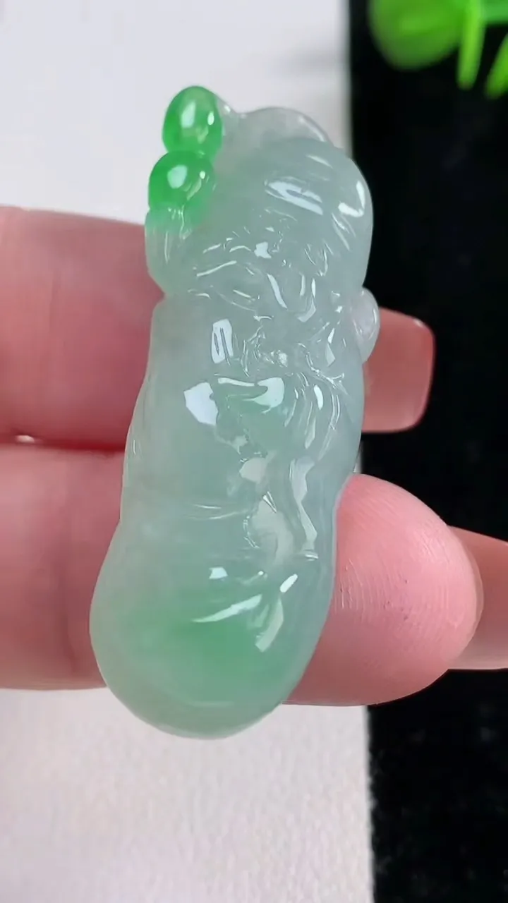 天然A货翡翠财神爷吊坠，尺寸42.5-14.8-9.2，重量:11.85g
12月17日