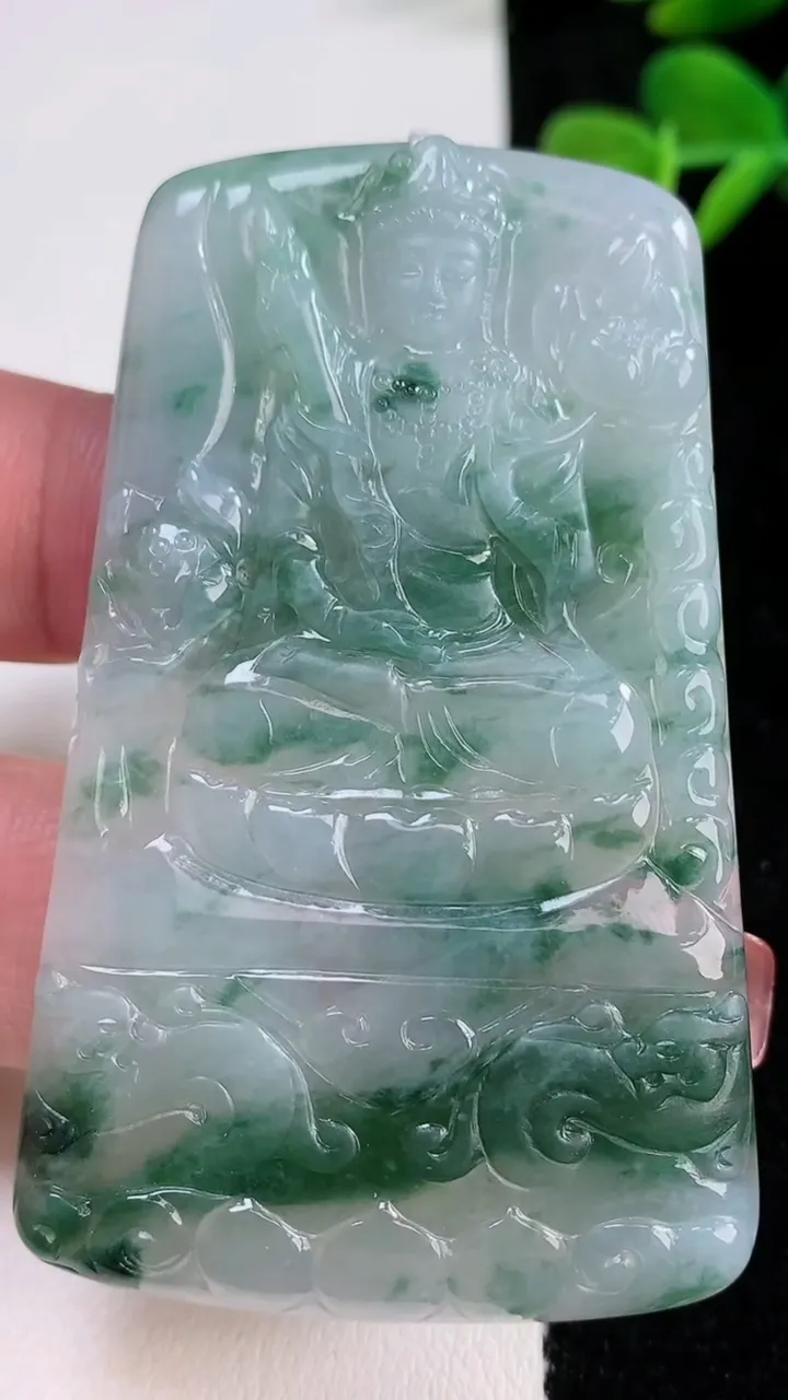 天然A货翡翠飘花虚空藏菩萨吊坠，尺寸66-41-4.4，重量:29.59g
12月17日