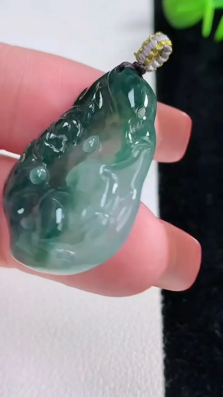 天然A货翡翠冰种飘花生肖兔吊坠，尺寸31.5-21.7-5.7，重量:7.38g
12月17日