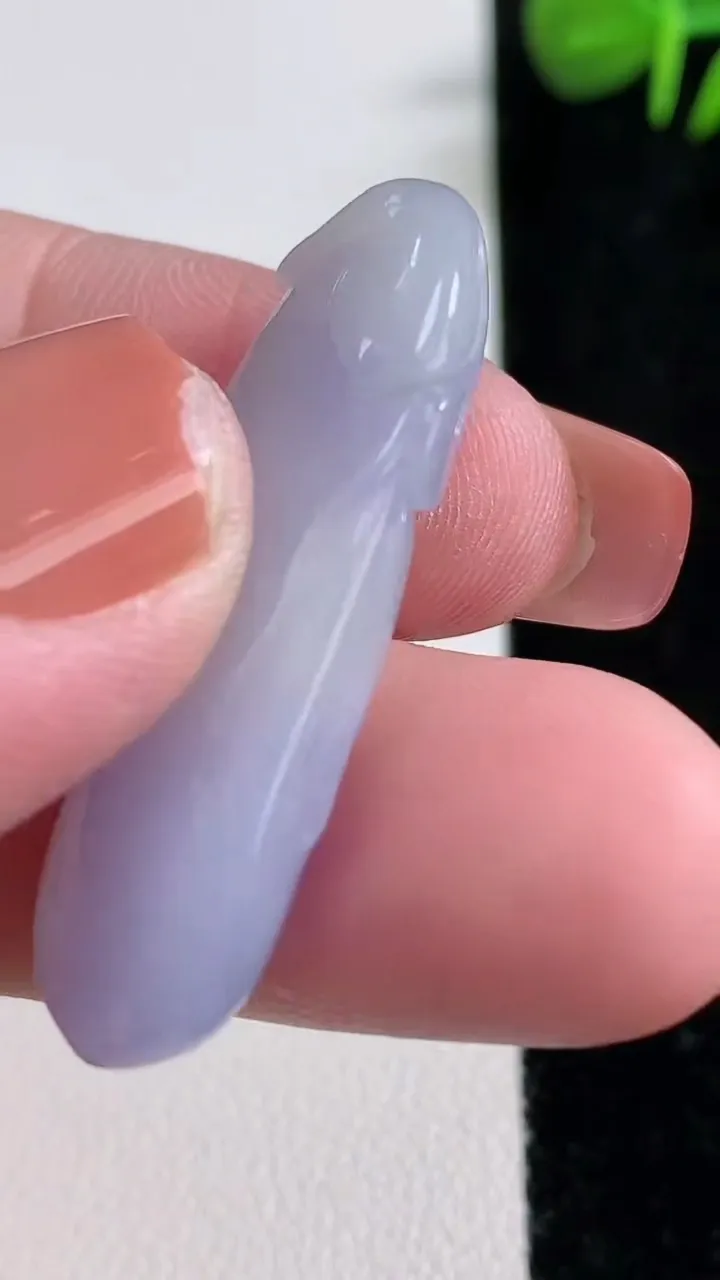 天然A货翡翠紫罗兰福瓜吊坠，尺寸38.2-12.3-8，重量:7.79g
12月17日