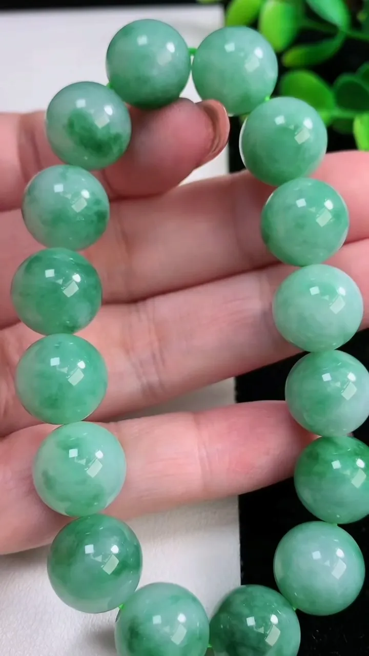 天然A货翡翠圆珠手串，尺寸13-16颗，重量:63.15g12月17日
工厂直销收藏佳品,种好水足，色泽均匀，有种有色，上手高大气！