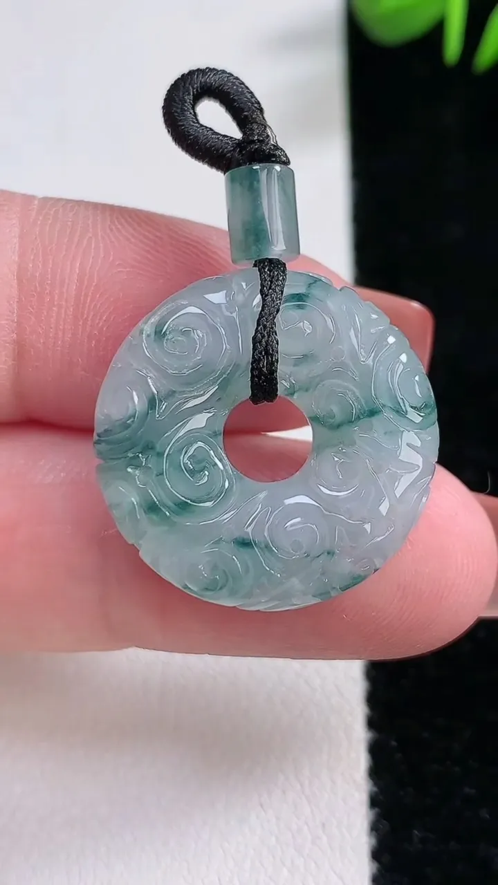 天然A货翡翠冰种飘花雕花平安扣吊坠，尺寸25.5-9，重:5.81g
12月17日