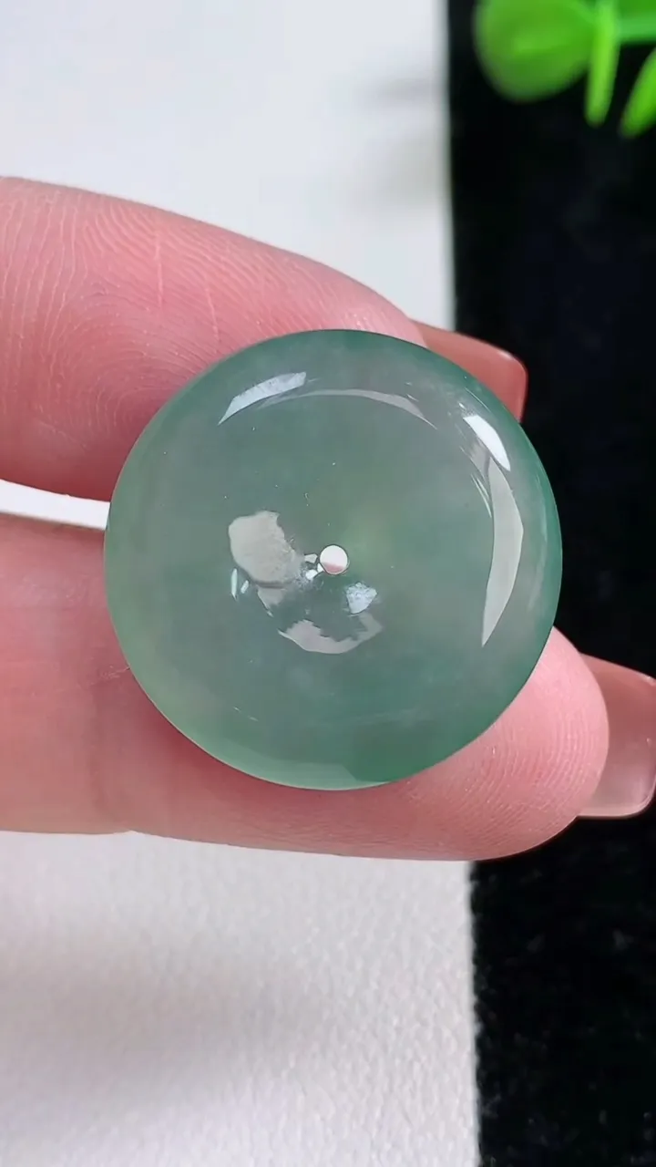 天然A货翡翠平安扣吊坠，尺寸24-5.5，重量:6.58g
12月17日