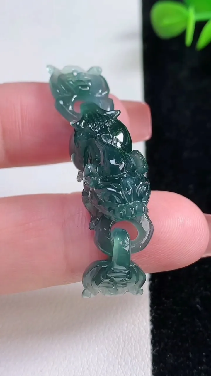 天然A货翡翠貔貅吊坠，尺寸37.8-11.3-13.6，重量:7.80g
12月17日