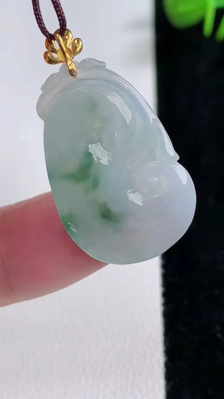 天然A货翡翠种飘花如意吊坠，尺寸28.3-18.2-4，重量:3.66g
12月17日