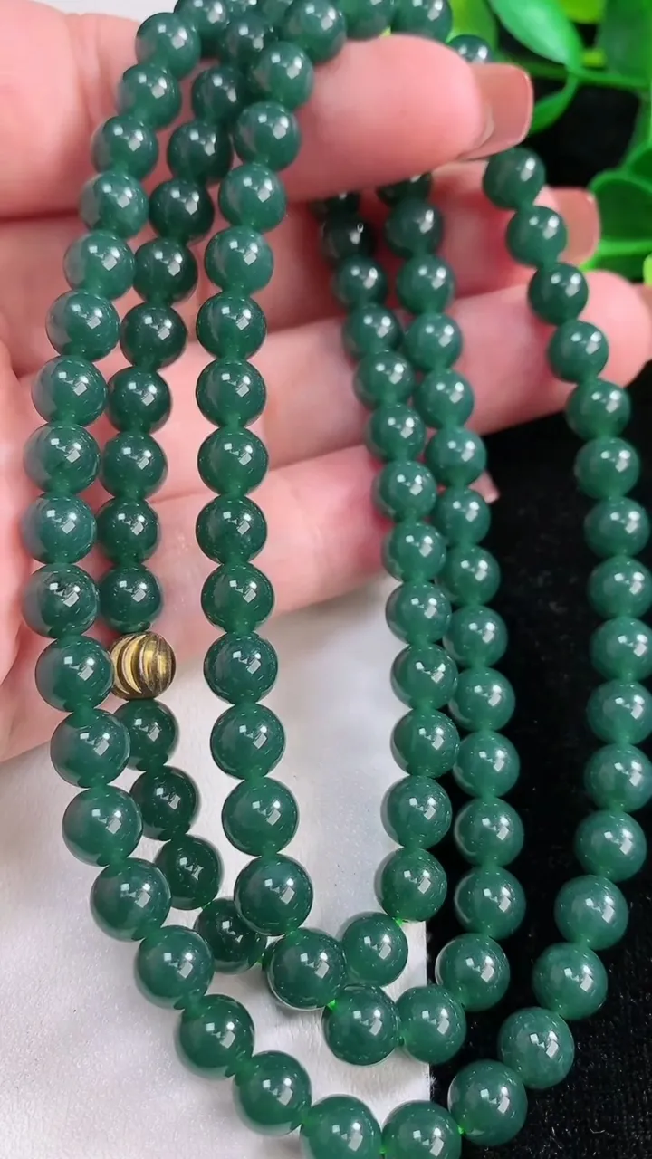 天然A货翡翠圆珠项链，尺寸6.8-108颗，重:57.46g
12月17日