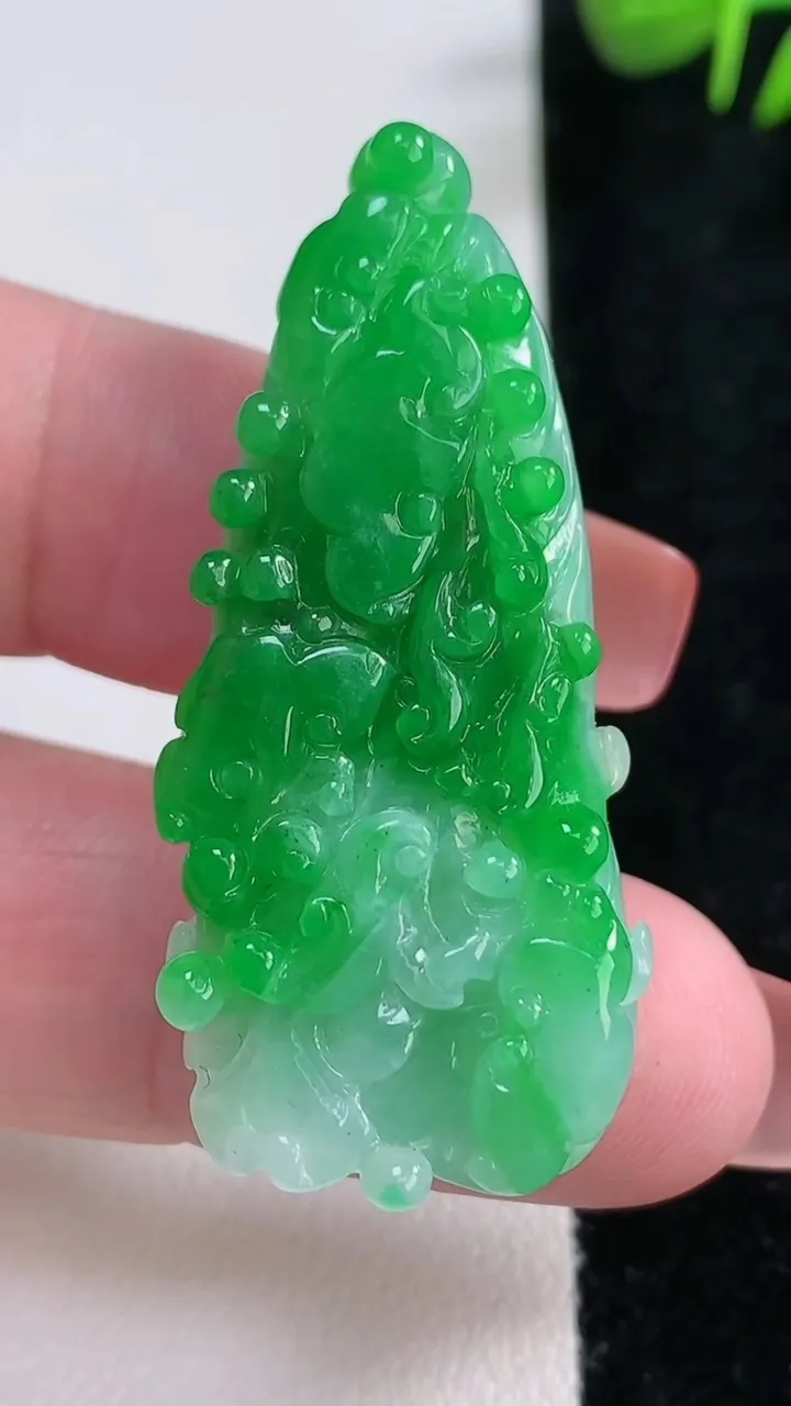 天然A货翡翠白菜吊坠，尺寸44.2-20.5-9.3，重量:14.60g
12月17日