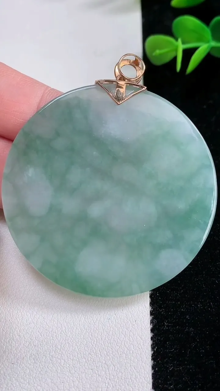 天然A货翡翠无事牌吊坠，尺寸52.5-4.2，重:31.96g
12月17日