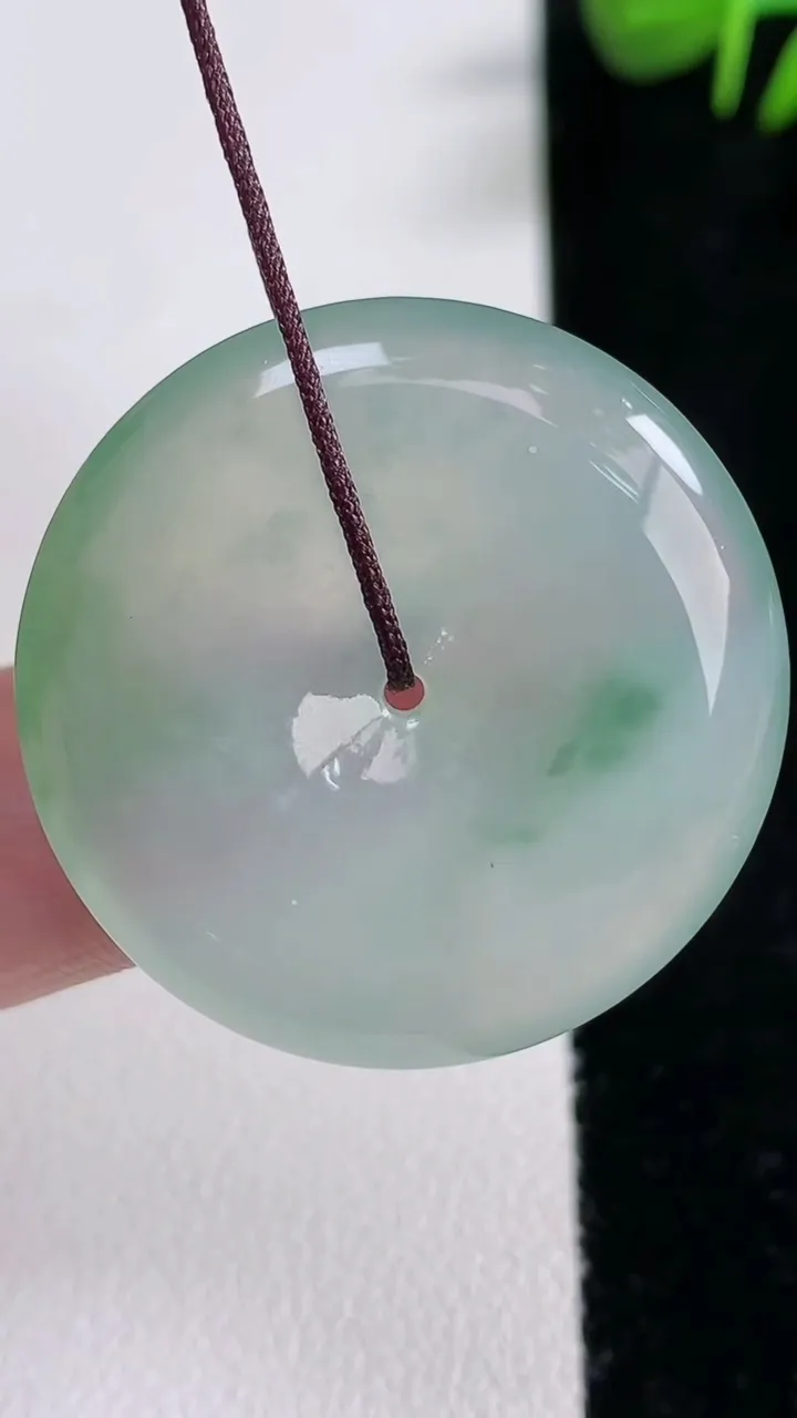 天然A货翡翠平安扣吊坠，尺寸30.8-5.7，重量:11.69g
12月17日