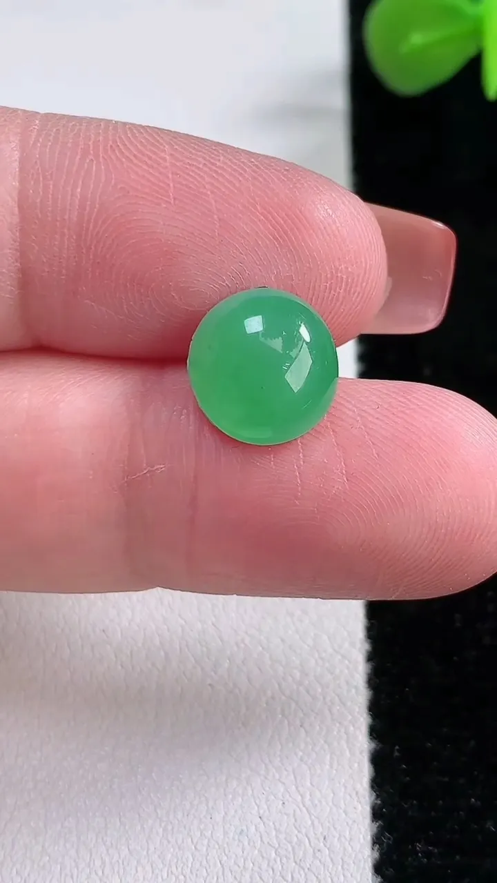 天然A货翡翠蛋面镶嵌件，尺寸10.7-10-5.2，重:0.94g
12月17日