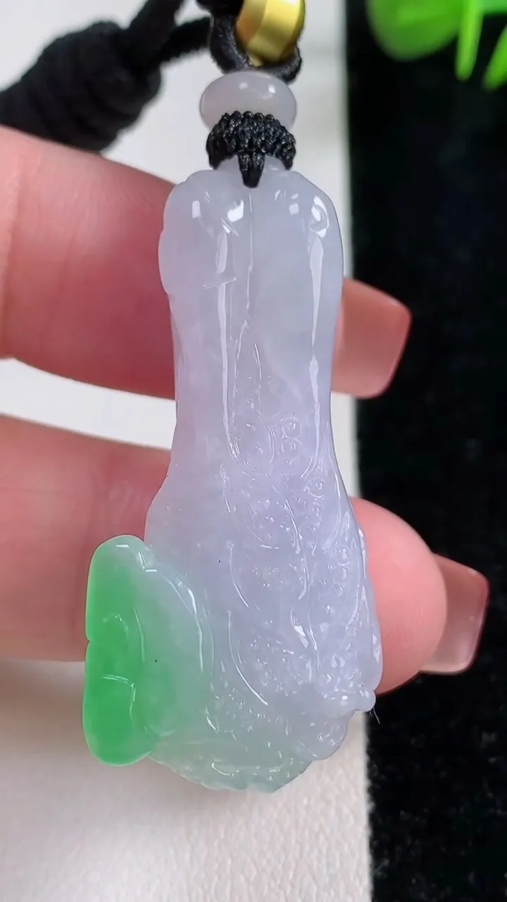 天然A货翡翠白菜吊坠，尺寸41.8-20.6-12，重量:17.87g
12月17日