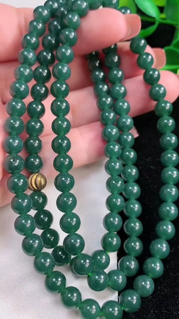 天然A货翡翠圆珠项链，尺寸6.8-108颗，重:57.46g
12月17日