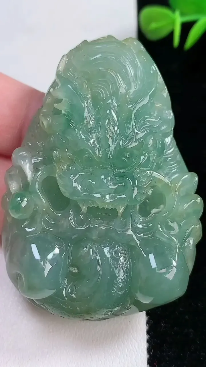 天然A货翡翠龙牌吊坠，尺寸61-42-13，重:61.30g
12月17日