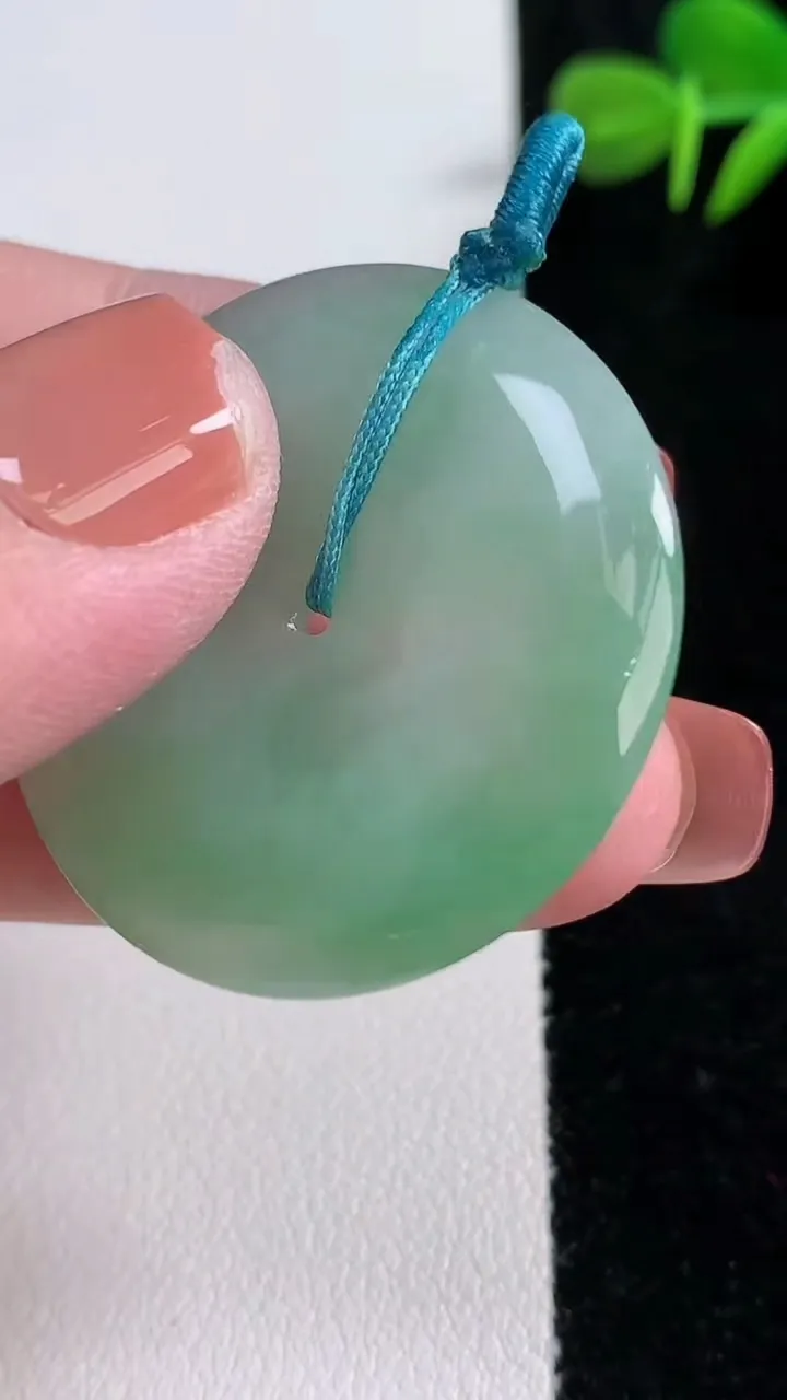 天然A货翡翠平安扣吊坠，尺寸36-5.7，重量:15.96g
12月17日