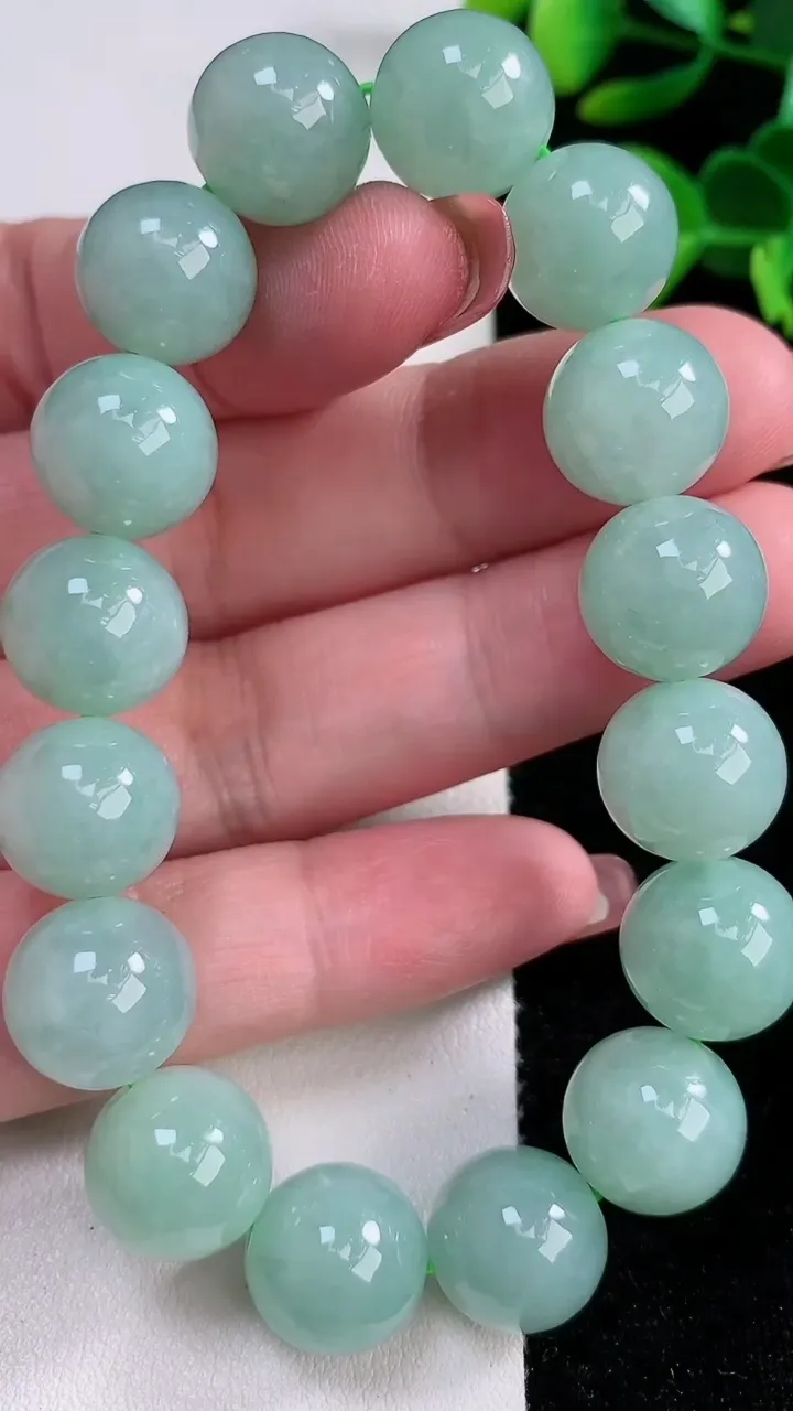 天然A货翡翠圆珠手串，尺寸15.6，重:56.63g12月17日
工厂直销收藏佳品,种好水足，色泽均