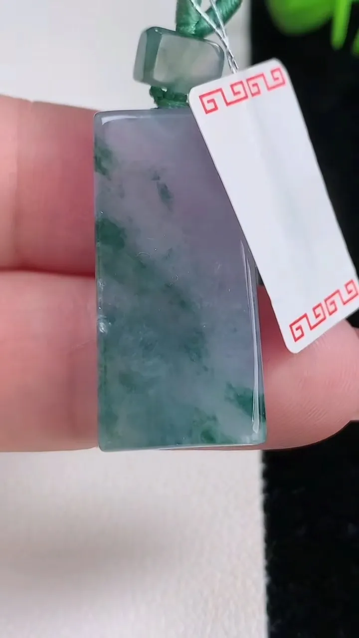 天然A货翡翠冰种紫罗兰飘花无事牌吊坠，尺寸30.2-14.5-5.4，重量:8.31g
12月17日