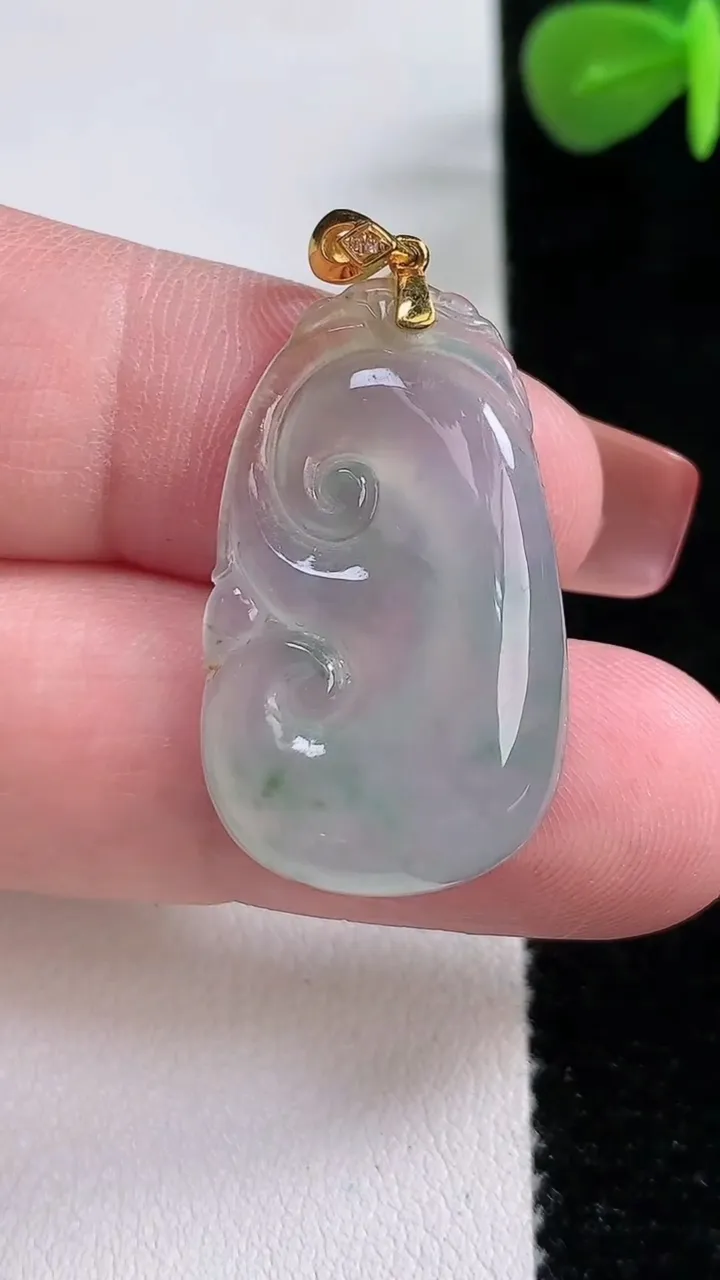 天然A货翡翠18K金飘花如意吊坠，尺寸19-17-9，重:4.27g
12月17日