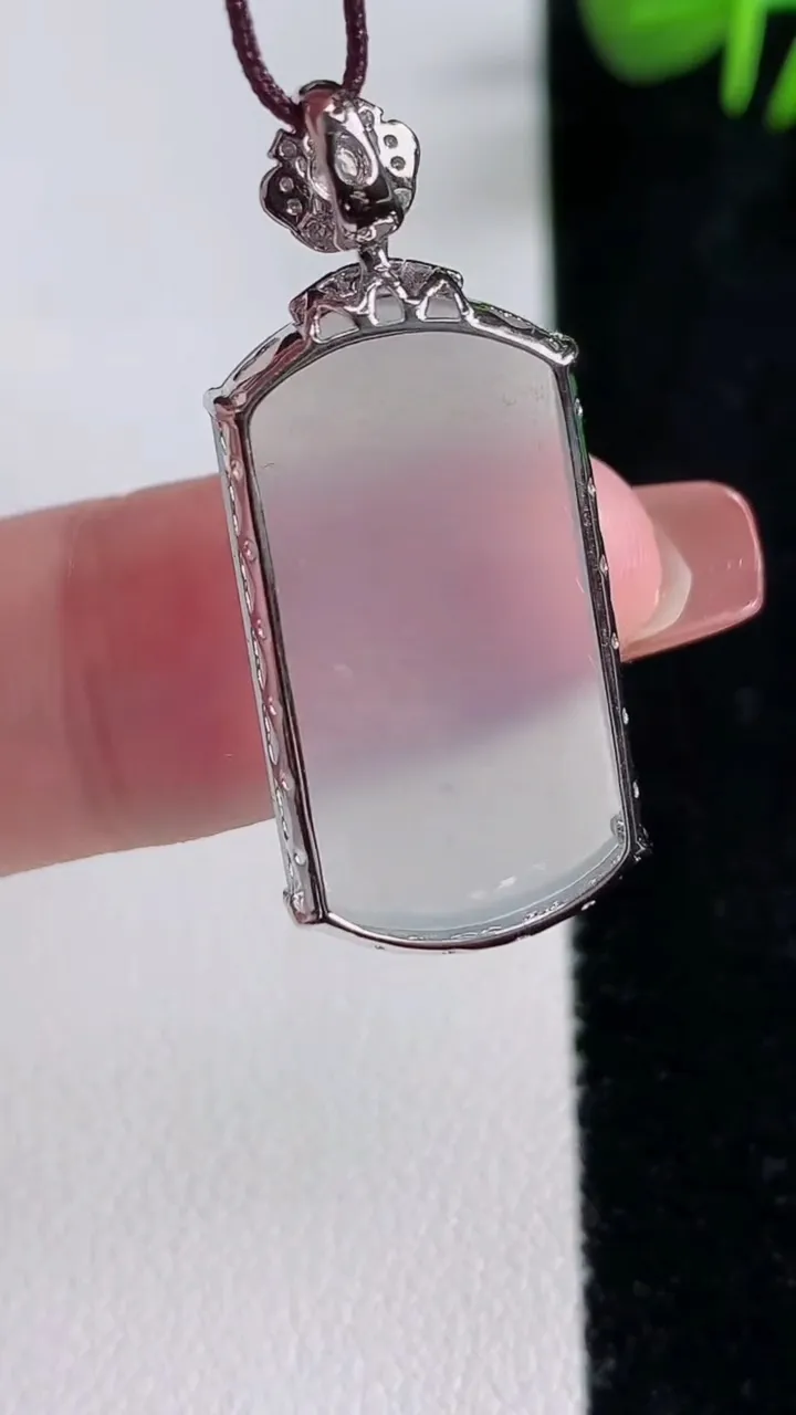 天然A货翡翠种白冰无事牌吊坠，尺寸33-24.2-14-5.3，重量:2.62g
12月17日