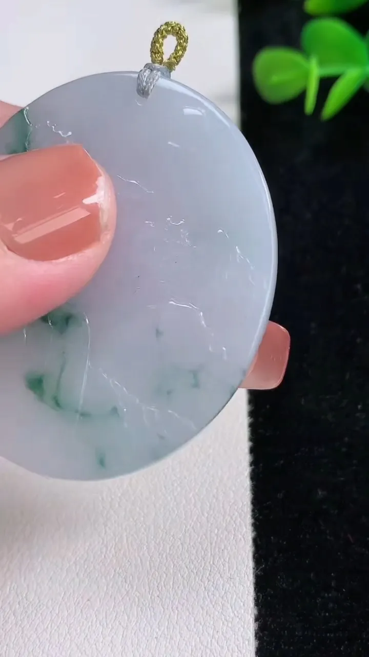 天然A货翡翠飘花战马吊坠，尺寸47.7-40.4-4.4，重量:20.48g
12月17日