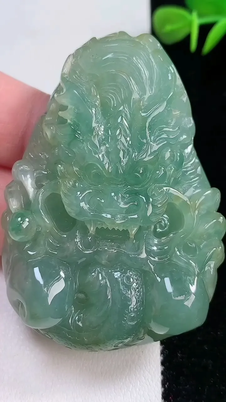 天然A货翡翠龙牌吊坠，尺寸61-42-13，重:61.30g
12月17日