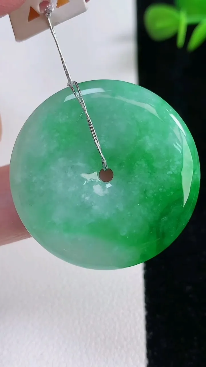 天然A货翡翠平安扣吊坠，尺寸32.2-5.2，重量:12.04g
12月17日