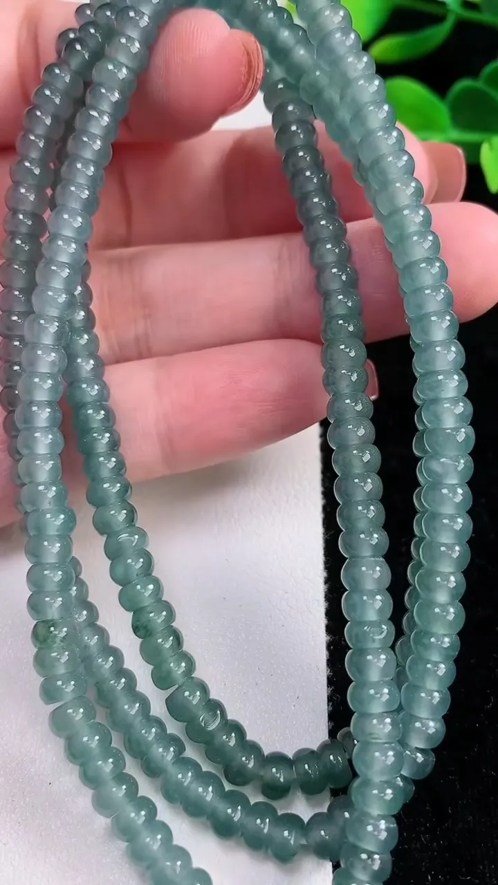 天然A货翡翠算盘珠项链，尺寸5.2-266颗，重:42.79g12月17日
工厂直销收藏佳品,种好水足，色泽均匀，有种有色，上手高大气！
