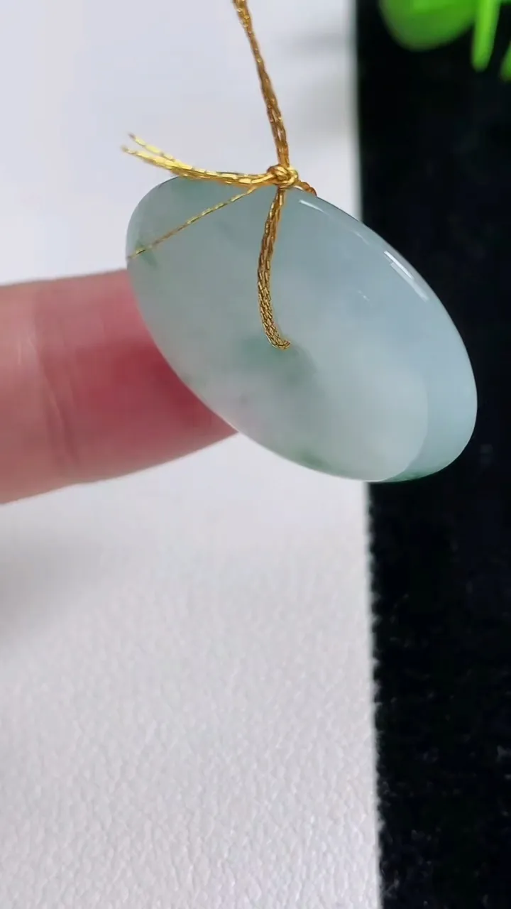 天然A货翡翠冰种飘花平安扣吊坠，尺寸25.8-5.3，重量:7.70g
12月17日