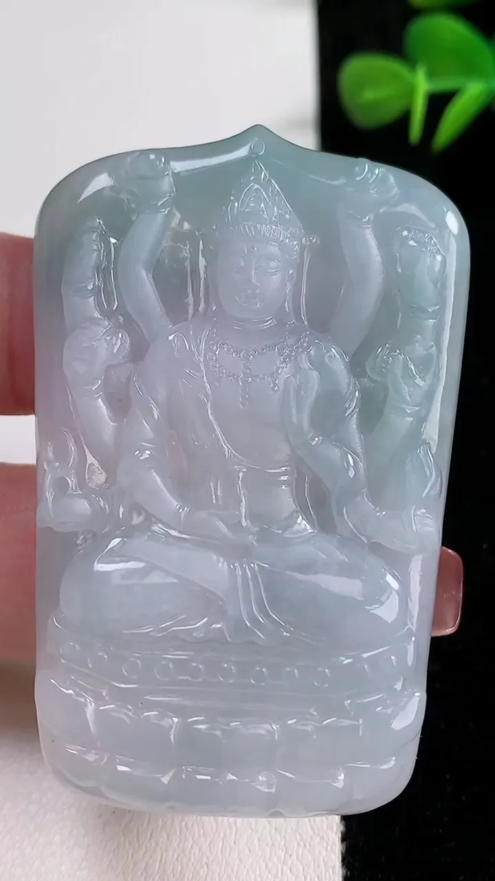 天然A货翡翠飘花千手观音吊坠，尺寸60.6-39-6，重量:32.35g
12月17日