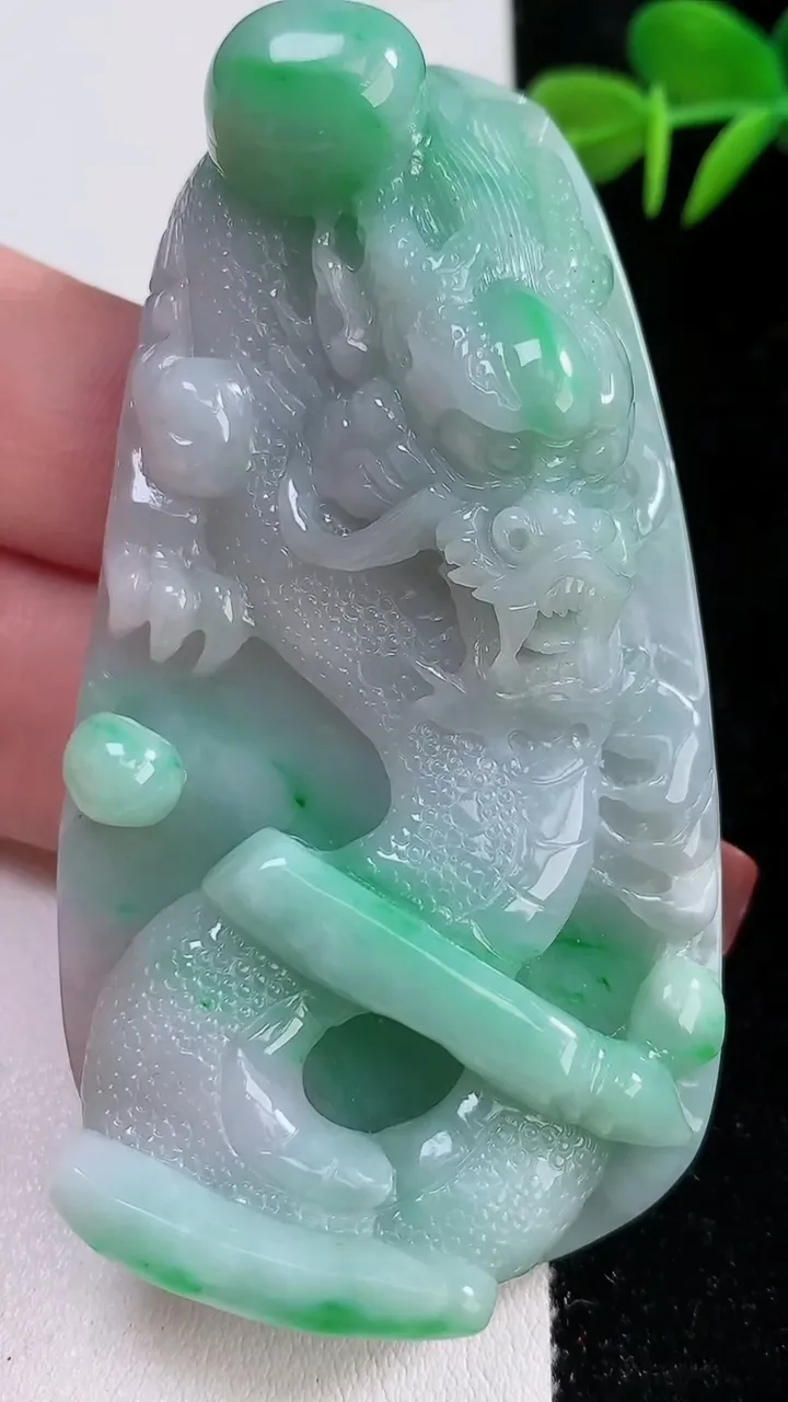 天然A货翡翠龙牌吊坠，尺寸73.5-44-15，重:77.16g
12月17日