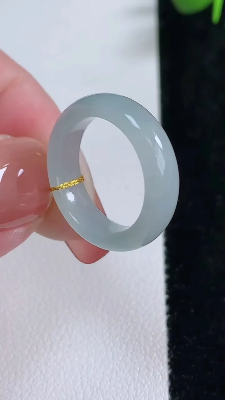 天然A货翡翠冰种飘花指环戒指，尺寸16.4-5.5-3.2，重量:3.23g2025年12月17日
