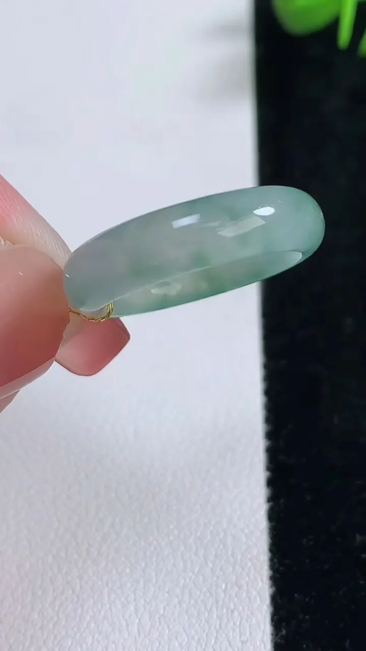 天然A货翡翠冰种飘花指环戒指，尺寸17.5-5.7-3.4，重量:3.64g2025年12月17日
工厂直销收藏佳品,种好水足，色泽均匀，有种有色，上手高大气！