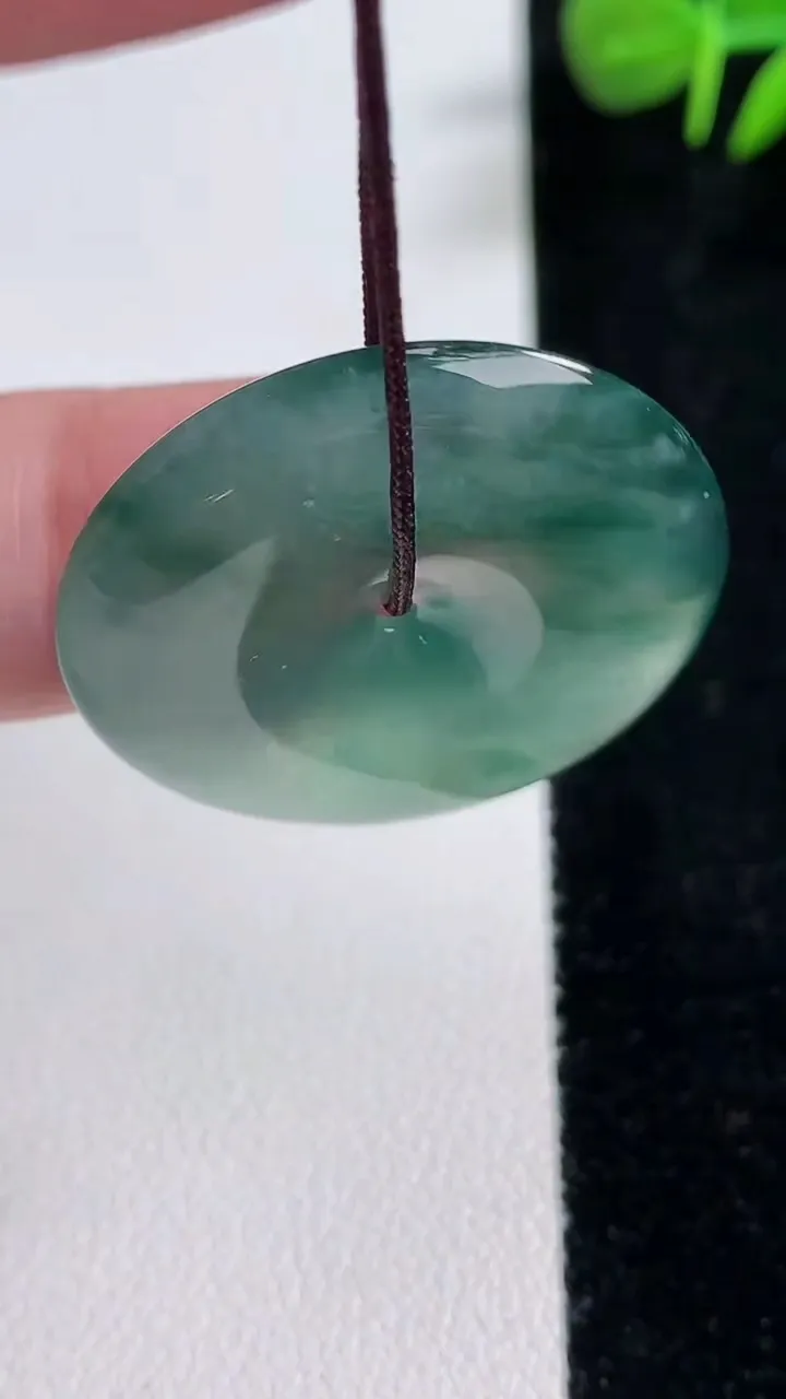 天然A货翡翠冰种飘花平安扣吊坠，尺寸29.6-5，重量:9.06g
12月17日