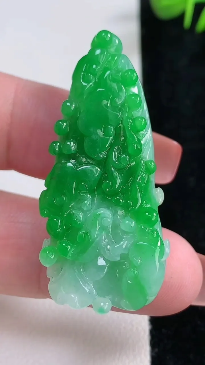 天然A货翡翠白菜吊坠，尺寸44.2-20.5-9.3，重量:14.60g
12月17日