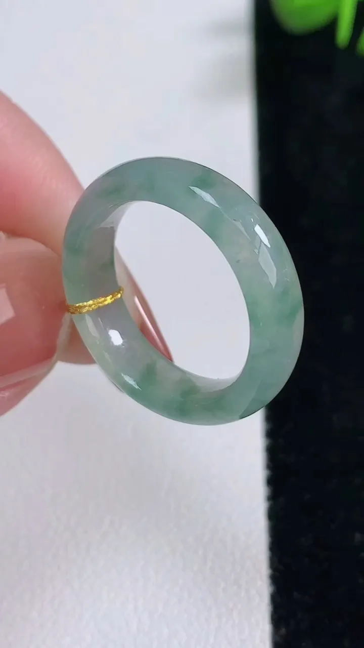 天然A货翡翠冰种飘花指环戒指，尺寸17.5-5.7-3.4，重量:3.64g2025年12月17日
