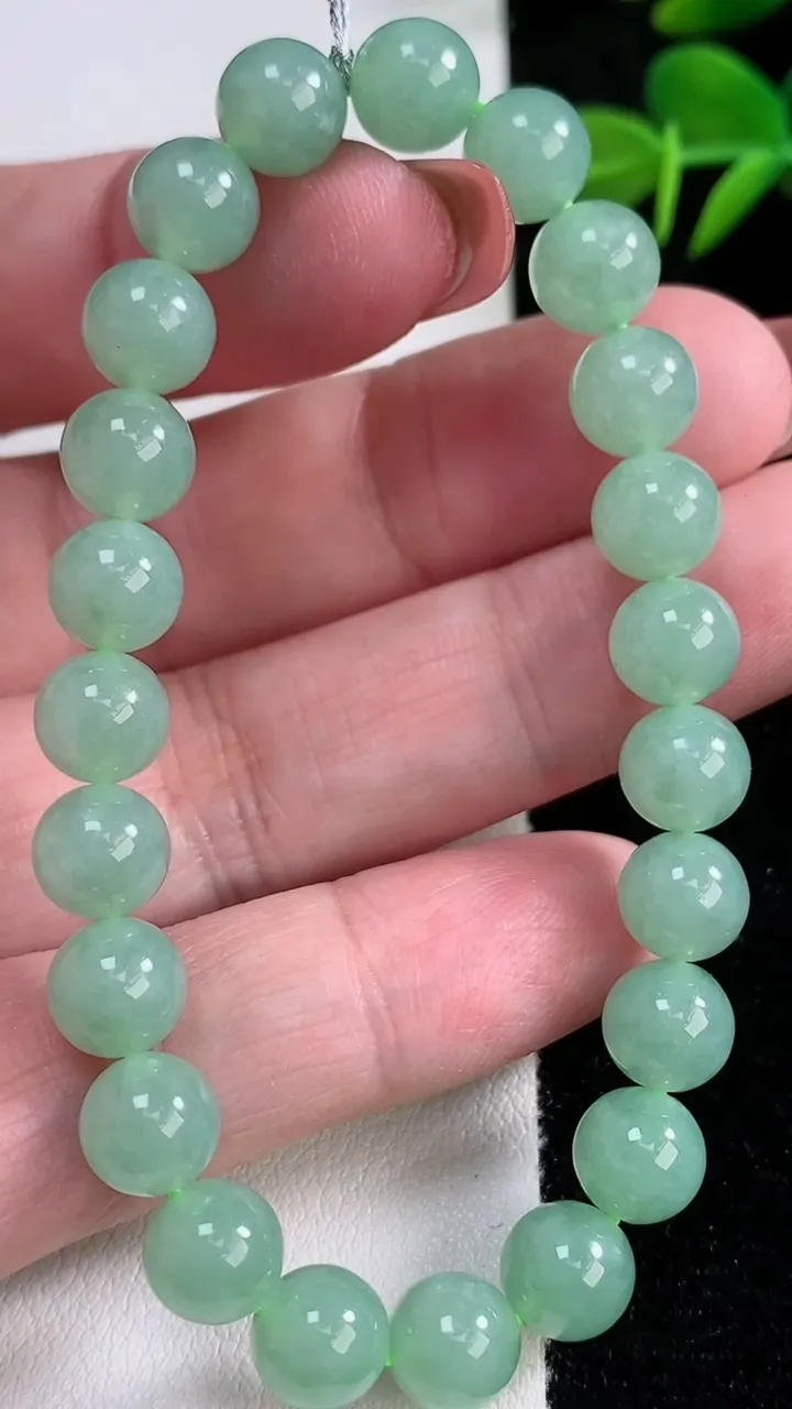 天然A货翡翠圆珠手串，尺寸7.8-23颗，重量:20.11g12月17日
工厂直销收藏佳品,种好水足