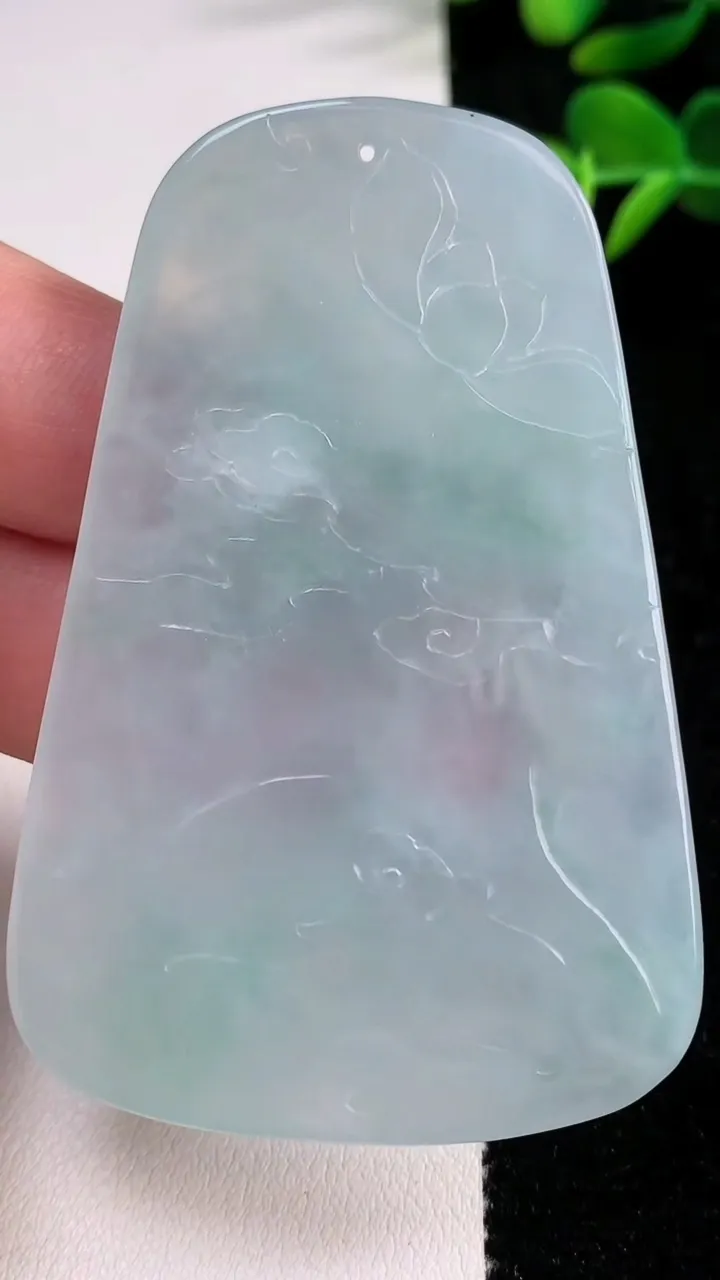 天然A货翡翠虚空藏菩萨吊坠，尺寸676-45.2-5.2，重量:35.89g
12月17日