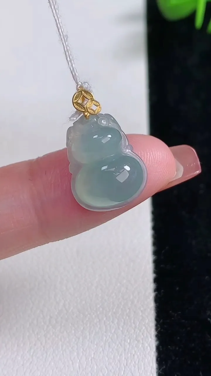 天然A货翡翠葫芦吊坠，尺寸15-12.3-6.2，重量:1.94g
12月17日