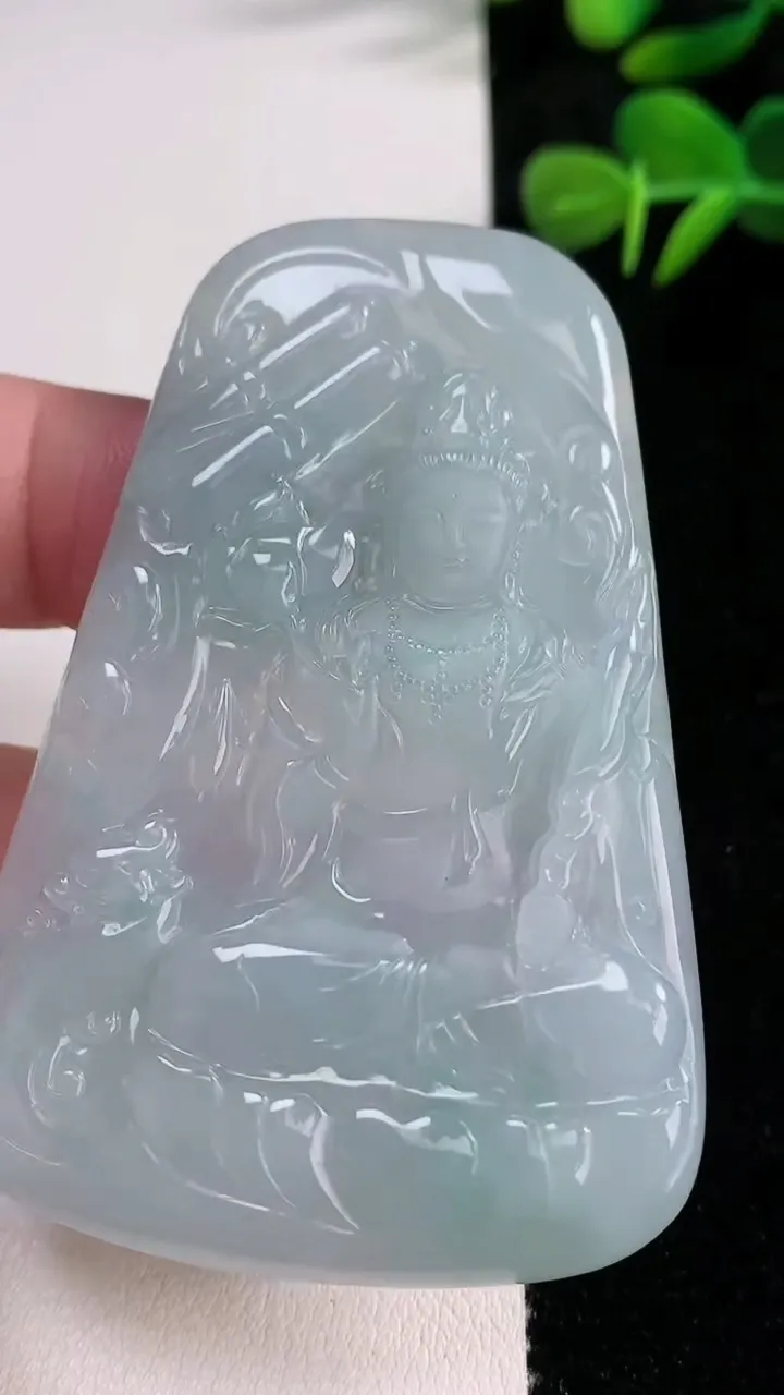 天然A货翡翠虚空藏菩萨吊坠，尺寸676-45.2-5.2，重量:35.89g
12月17日