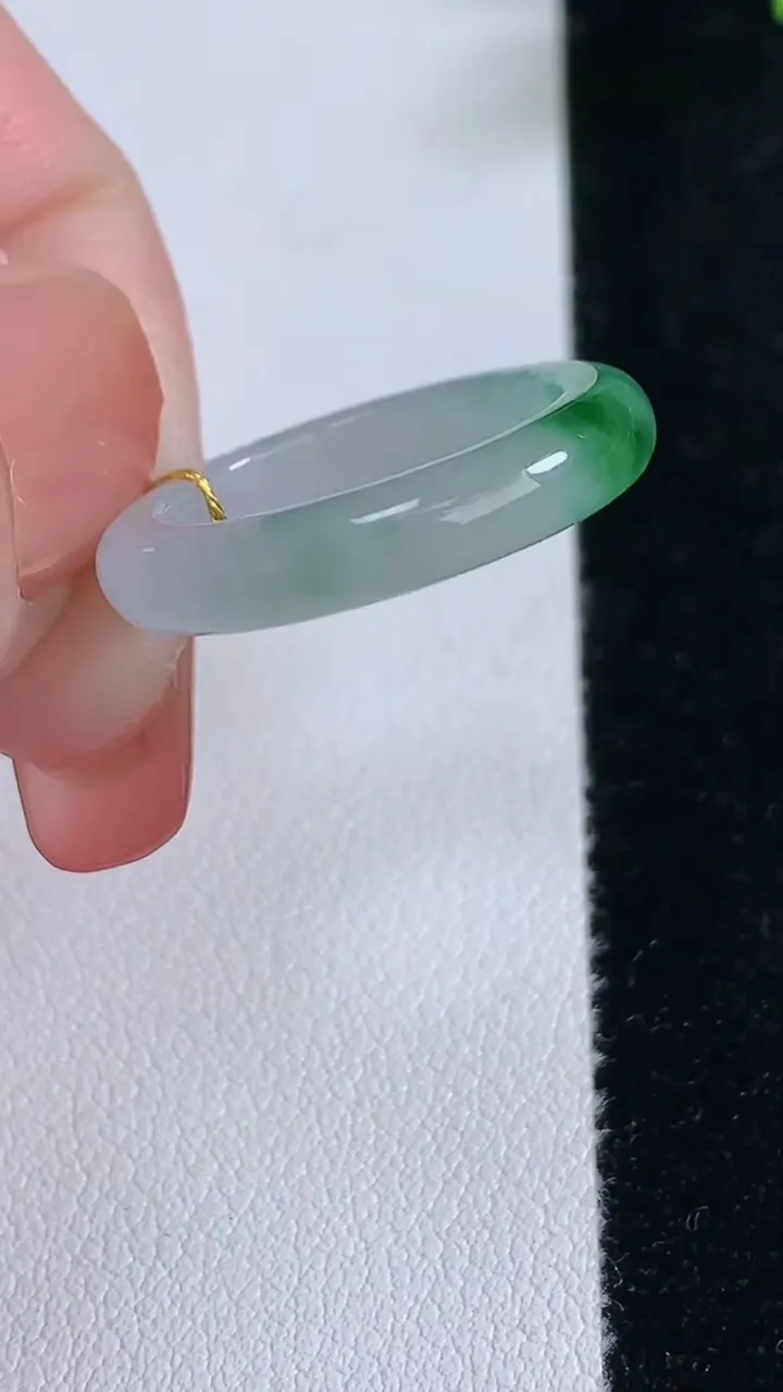 天然A货翡翠指环戒指，尺寸17.3-4.4-3.3，重量:2.88g2025年12月17日
工厂直销收藏佳品,种好水足，色泽均匀，有种有色，上手高大气！