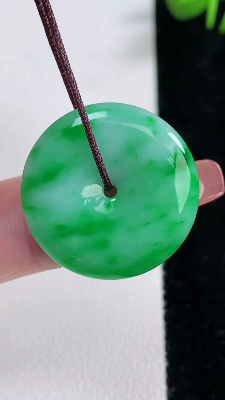 天然A货翡翠平安扣吊坠，尺寸23.7-4.2，重量:5.31g
12月17日