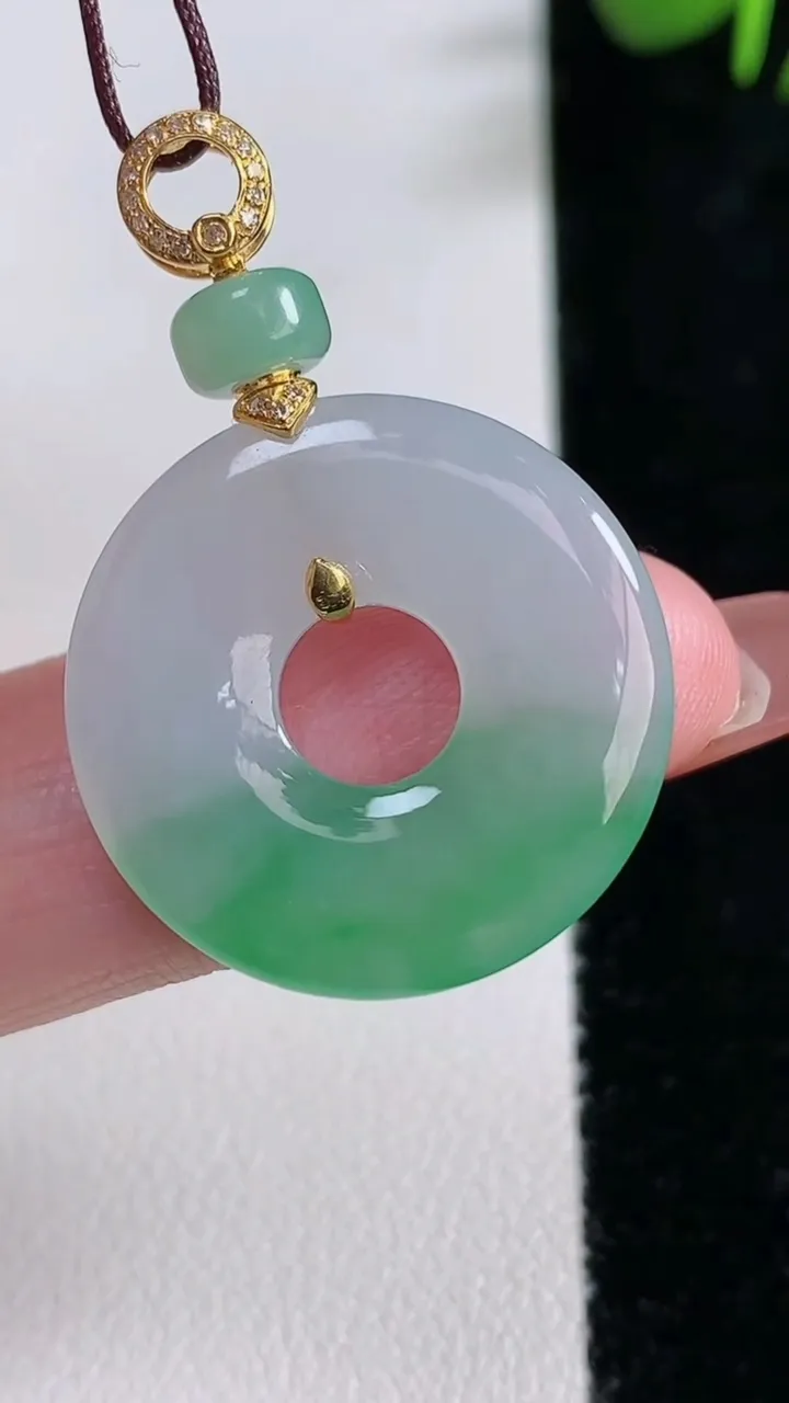 天然A货翡翠平安环吊坠，尺寸23.3-3.5，重量:4.68g
12月17日