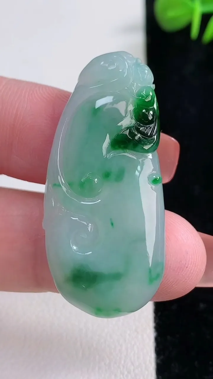 天然A货翡翠如意吊坠，尺寸42.3-19.4-4.1，重量:7.54g
12月17日