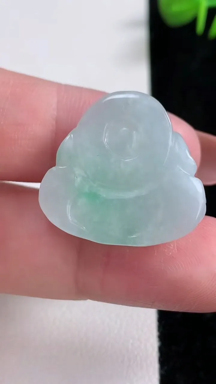 天然A货翡翠佛公吊坠，尺寸23.3-25.4-7.1，重量:7.85g
12月17日