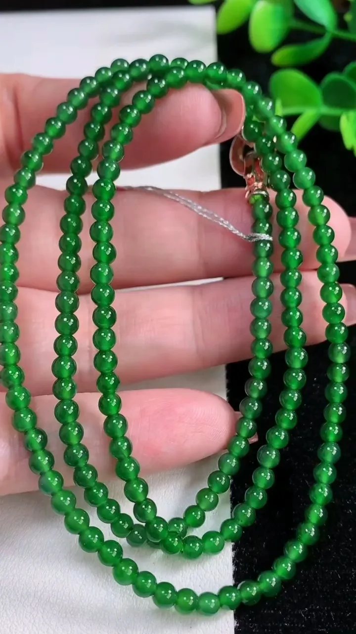 天然A货翡翠小米珠项链，尺寸3.8-120颗，重量:17.04g12月17日
工厂直销收藏佳品,种好水足，色泽均匀，有种有色，上手高大气！