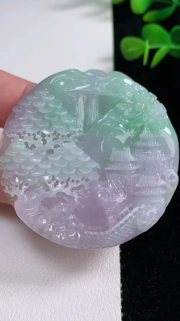 天然A货翡翠春带彩紫罗兰山水牌吊坠，尺寸53.2-7.2，重量:42.03g
12月17日