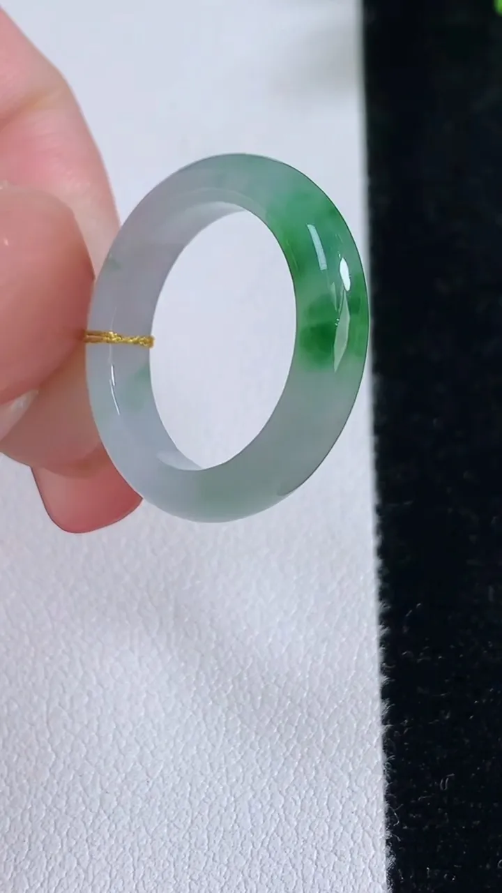 天然A货翡翠指环戒指，尺寸17.3-4.4-3.3，重量:2.88g2025年12月17日
工厂直销收藏佳品,种好水足，色泽均匀，有种有色，上手高大气！